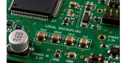 1µF og 4.7µF MLCC'er til lokal strømfiltrering og signaldekobling